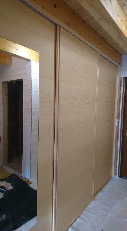 Machovi - vest. skříň SMRK masiv a dýha